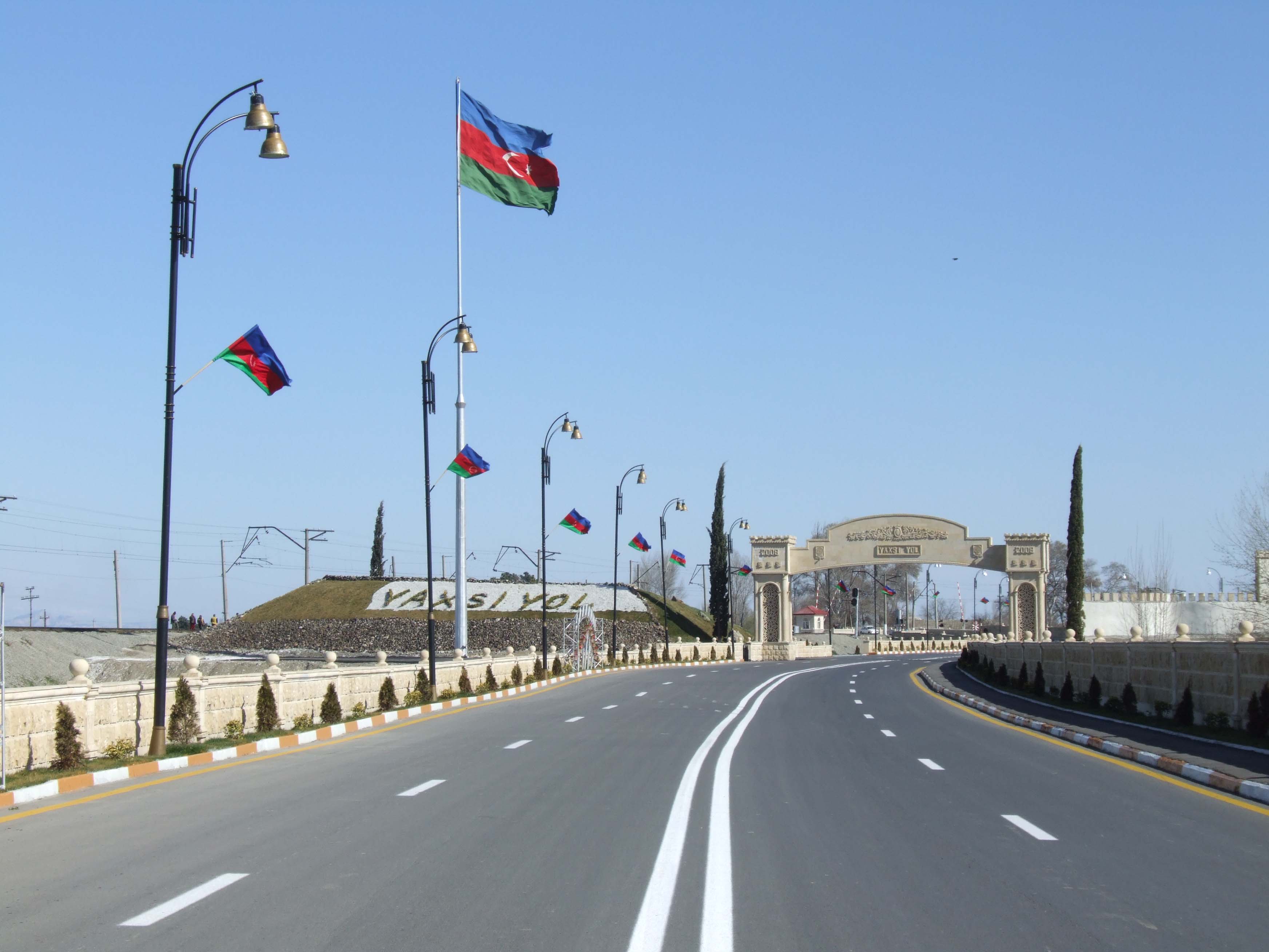 yevlax şəhərinin bakı-şamaxı-xaldan istiqamətindən giriş qapısı bayraq meydanı.jpg