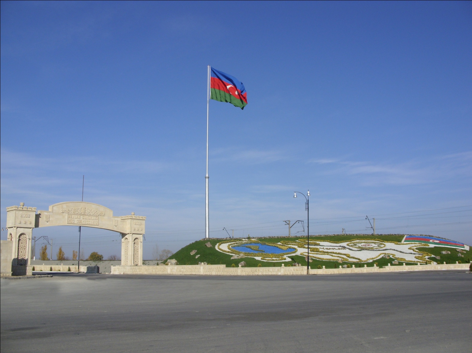 yevlax şəhərinin bakı-şamaxı-xaldan istiqamətindən giriş qapısı bayraq meydanı2.jpg