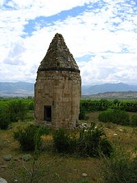 https://upload.wikimedia.org/wikipedia/commons/thumb/1/10/mausoleum_in_mamedbeyli-img_8021.jpg/200px-mausoleum_in_mamedbeyli-img_8021.jpg