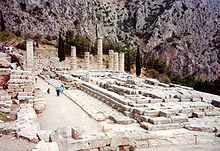 https://upload.wikimedia.org/wikipedia/commons/thumb/5/57/delphi_temple-650px.jpg/220px-delphi_temple-650px.jpg